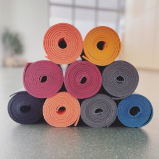 Tout juste arrivés en boutique avec de nouveaux coloris !
.
On travaille en salle de yoga et pilates avec les tapis de  @chinmudrayoga. Ils sont tellement quali, solides, non toxiques, anti dérapants et économiques qu’ils sont disponibles en boutique.
.
3 modèles de 29€ à 42€.
Les 4,5mm sont le bon compromis pour toutes les activités yoga et pilates y compris.

📸 @bien_etre_by_jess 
.
#tapisdeyoga #yogaparis #yogapantin